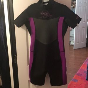 Women’s shortie wet suit.